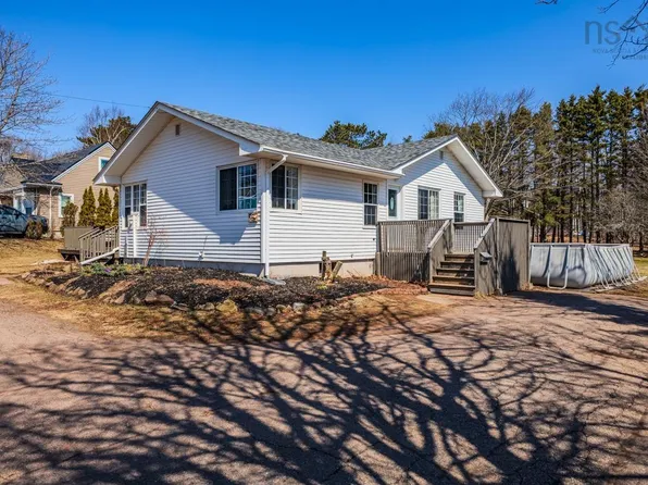 56 Regent St, Amherst, NS B4H 3T1