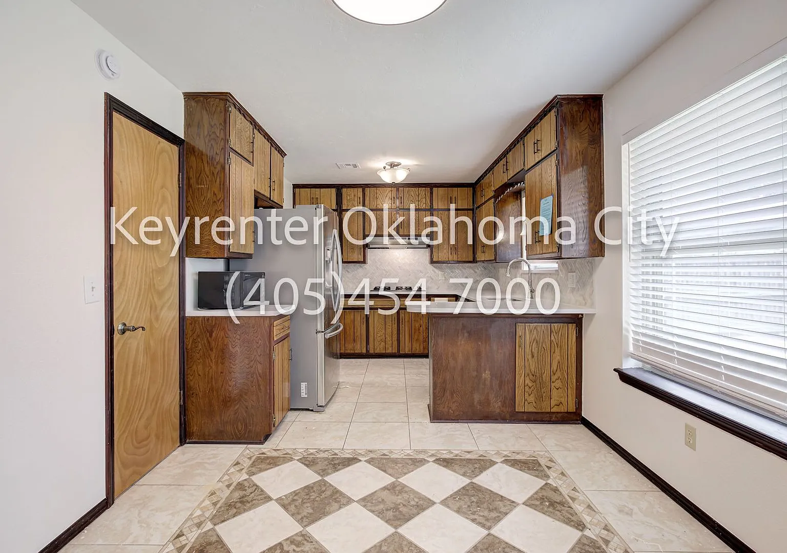 Spacious 3-Bedroom Home with Fireplace and 2-Car Garage in Oklahoma City — Photo 4