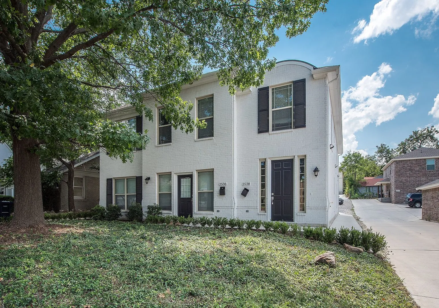 MOVE IN 2026 $4500 1st yr * $5500 2nd yr 5 Bed 3 Bath Short Walk to TCU Campus — Photo 1