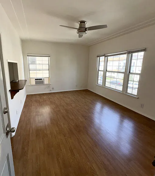 639 S Cochran Ave #201 — Photo 2