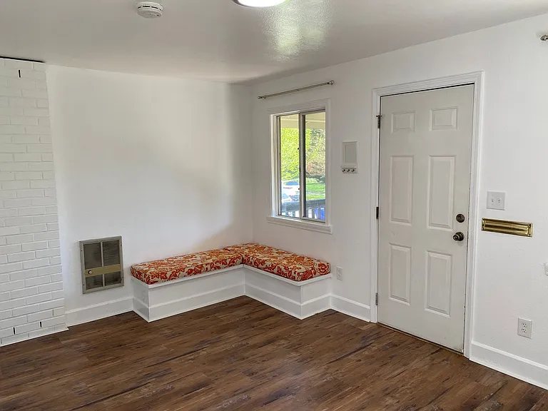 6525 N Maryland Ave — Photo 3