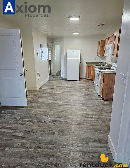 Beautiful 3 bedroom 1 bathroom apartment available now! — Photo 12
