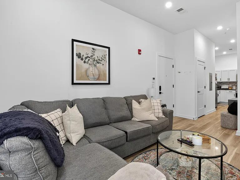 1415 Locust St #402 — Photo 4