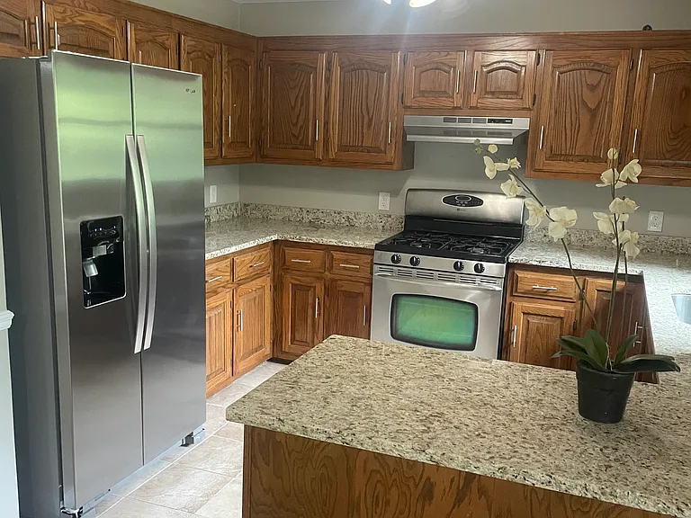 1018 Windridge Dr — Photo 3