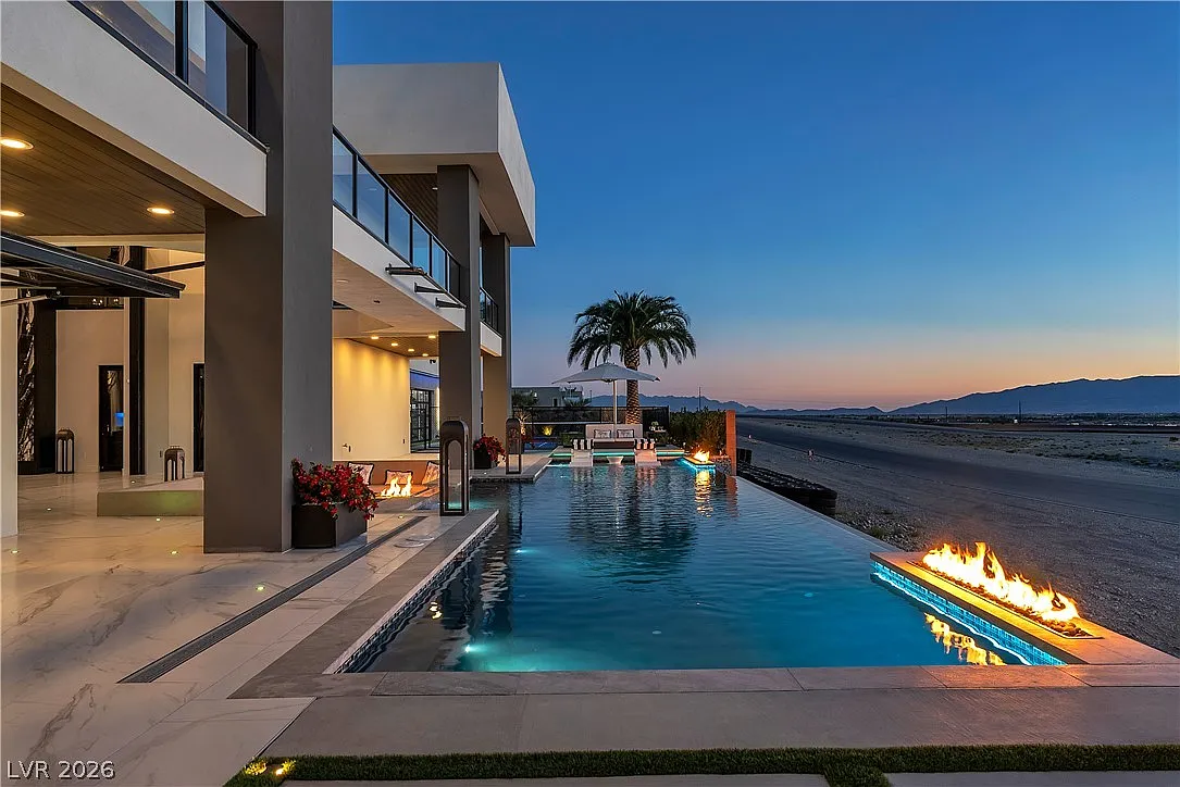 5 bed, 5.5 bath, 8296 sqft, $25,000 — Photo 1