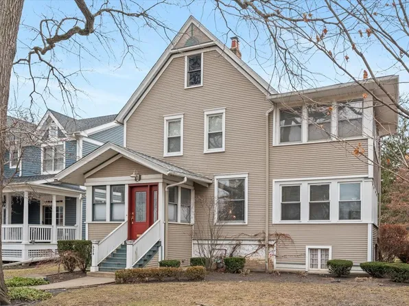 426 10th St, Wilmette, IL 60091