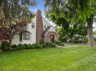 8 Oval Ave, Riverside, CT 06878