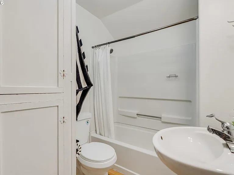 6351 NE 34th Ave — Photo 10