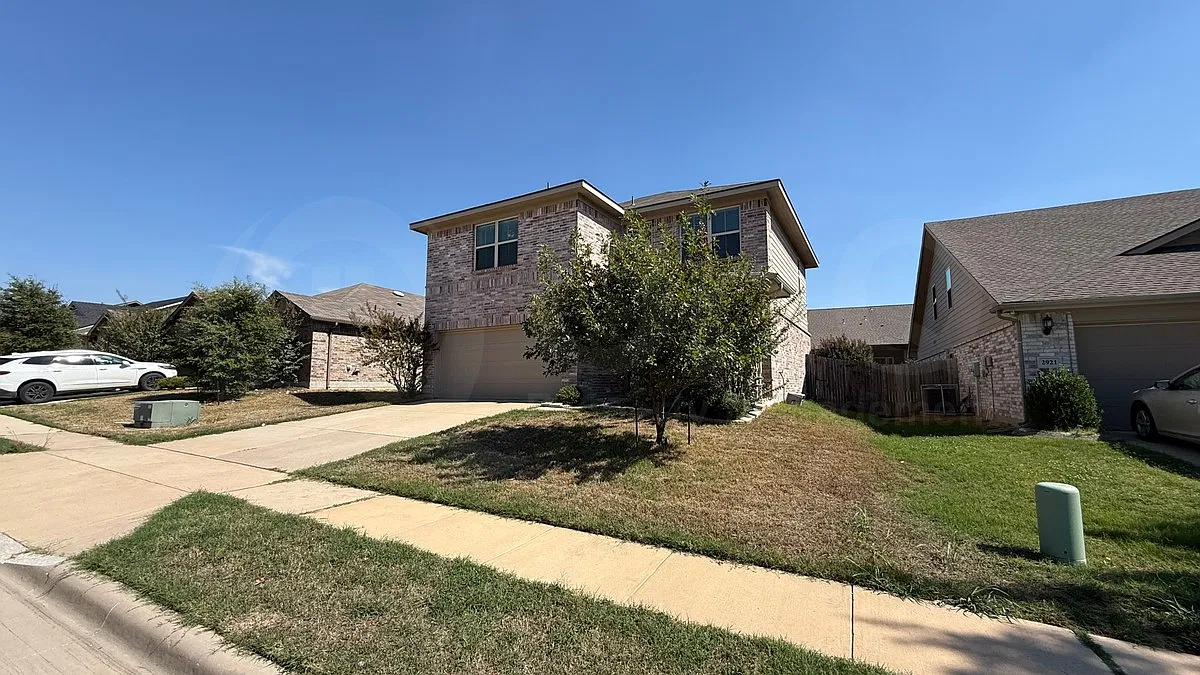 3 bed, 2.5 bath, 1411 sqft, $2,100 — Photo 3