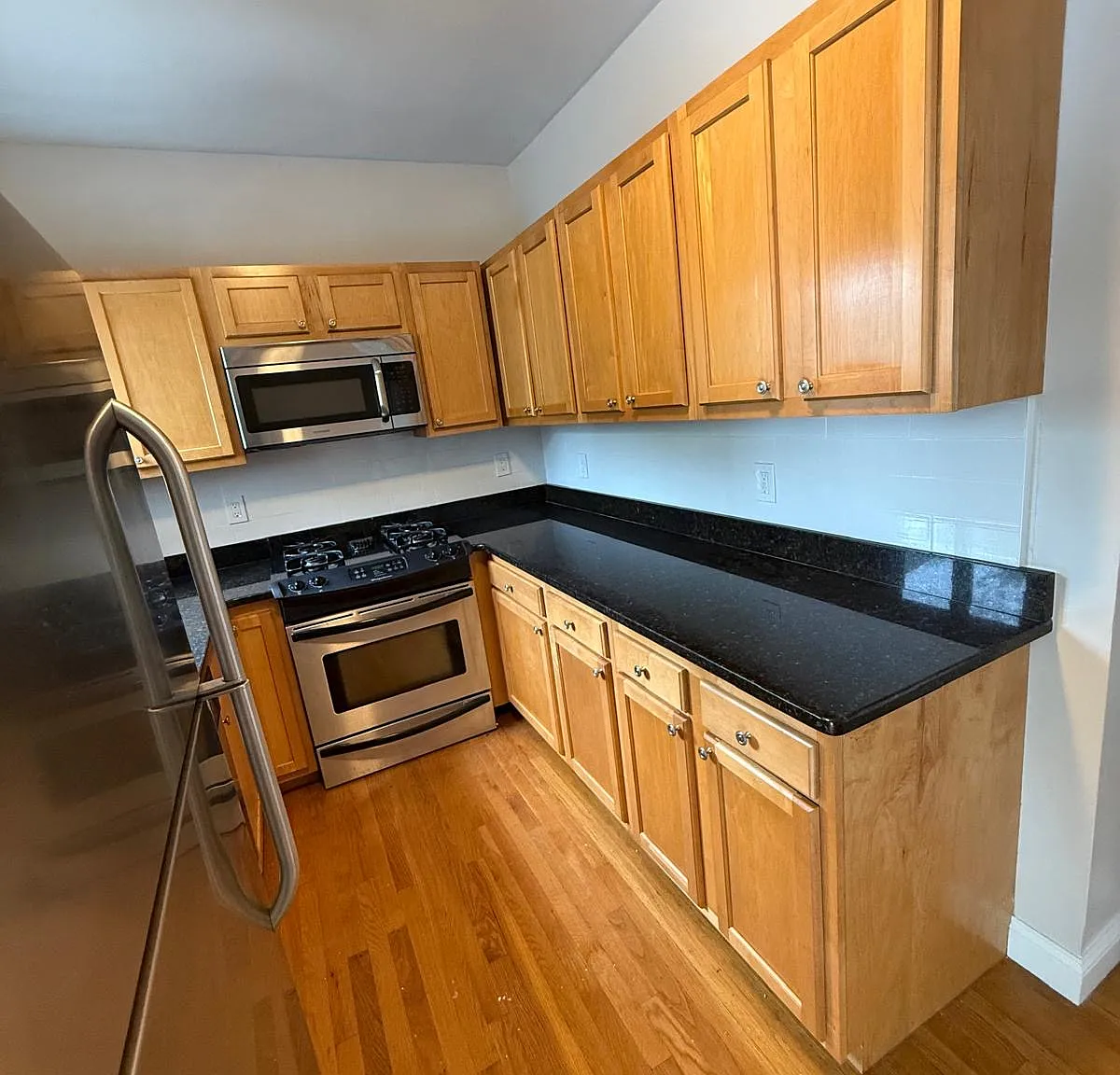 2 bed, 1.5 bath, 1003 sqft, $2,500 — Photo 2