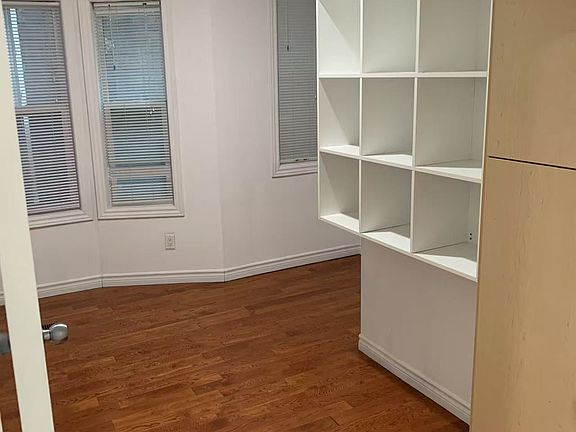 3rd image of 562 Bathurst St
