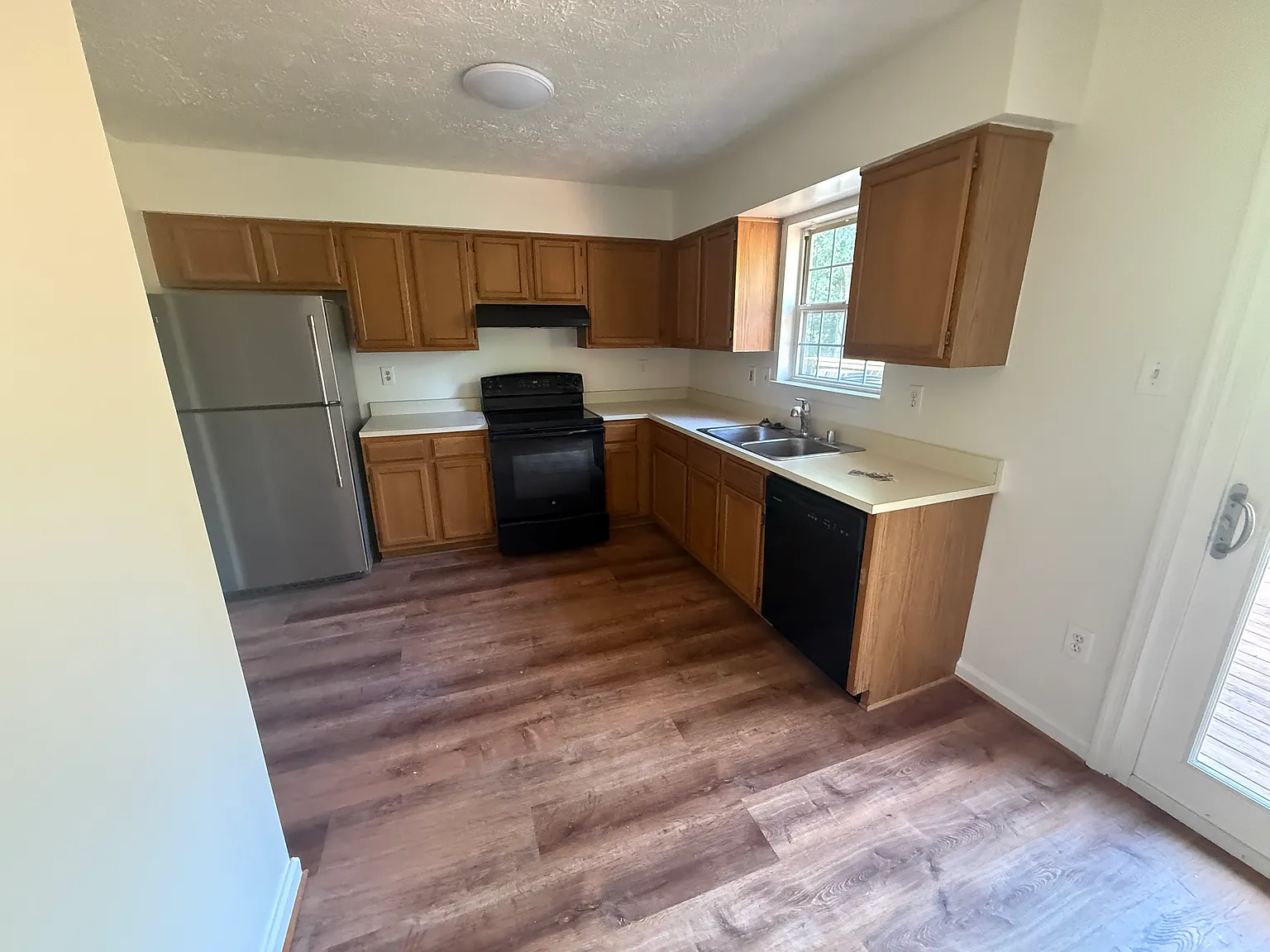 3 bed, 3.5 bath, 1700 sqft, $2,800 — Photo 2