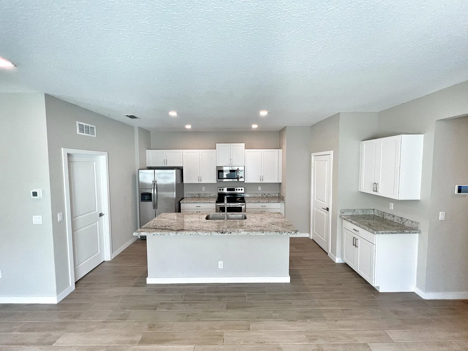 4 bed, 2.0 bath, 1730 sqft, $3,600 — Photo 4