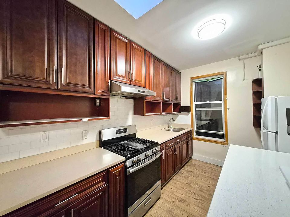 1st image of 186 Dahill Rd #2R