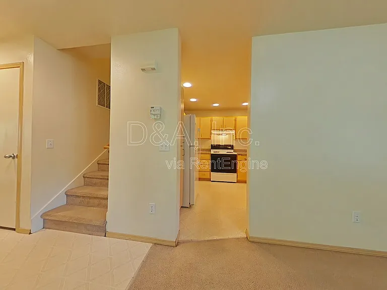 911 NW Anjni Cir — Photo 3