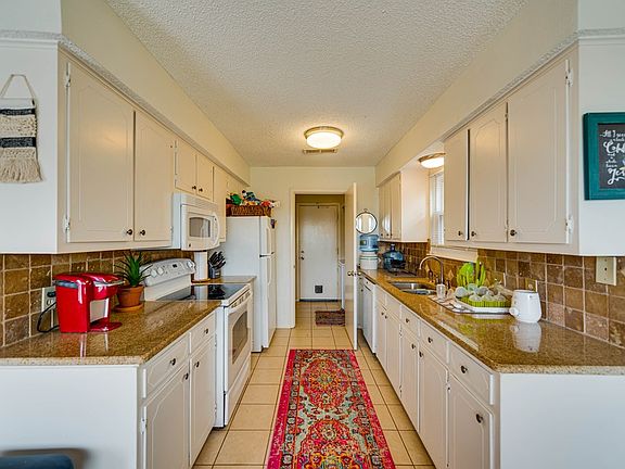 4th image of 303 S Eisenhower Dr