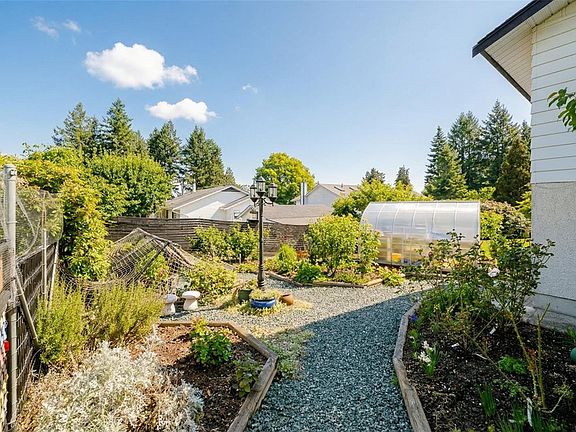 3rd image of 11041 Chemainus Rd