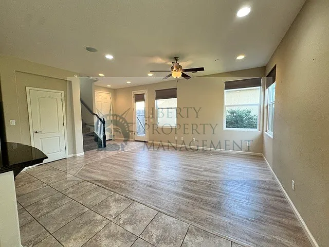 3 bed, 2.5 bath, 1560 sqft, $2,495 — Photo 4