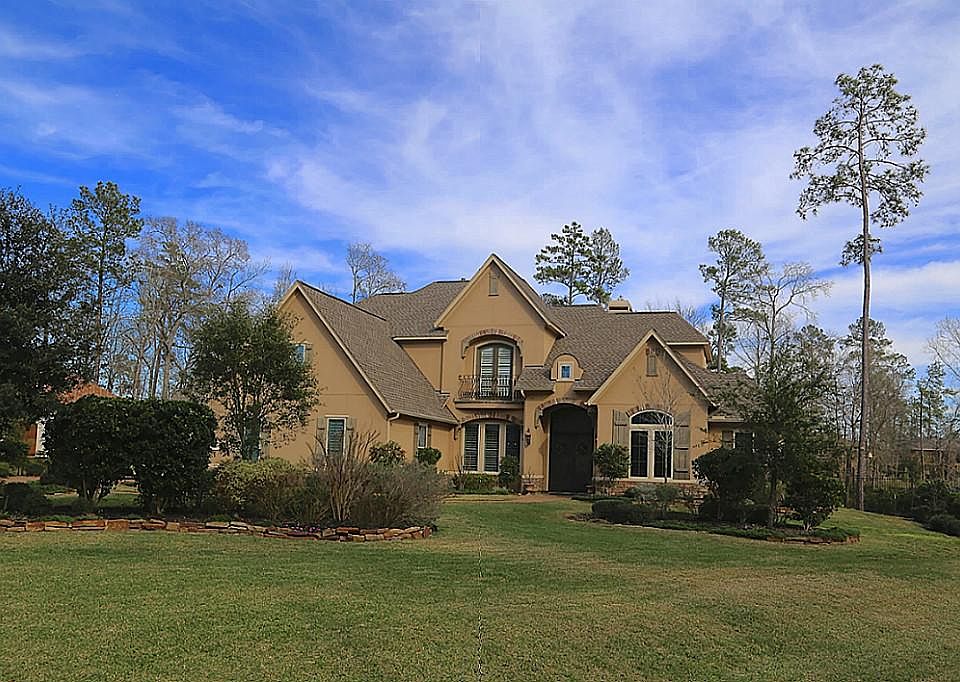 Welcome to your new home on the 8th Hole of the Gary Players Golf Course in Sterling Ridge. Drive do