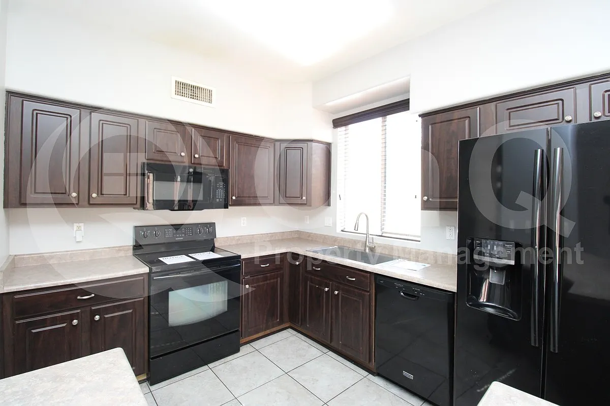 3 bed, 2.5 bath, 1601 sqft, $2,399 — Photo 4
