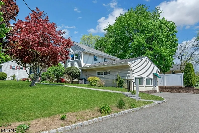 4 bed, 2.5 bath, $5,000 — Photo 2