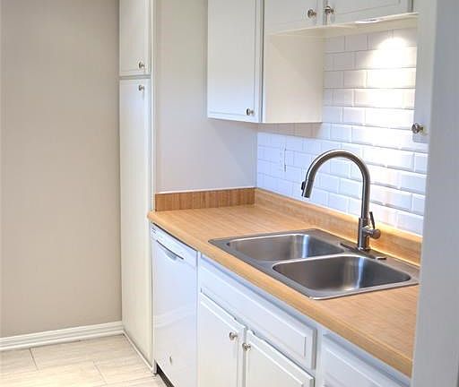 Nice bright kitchen with new backsplash and tiles