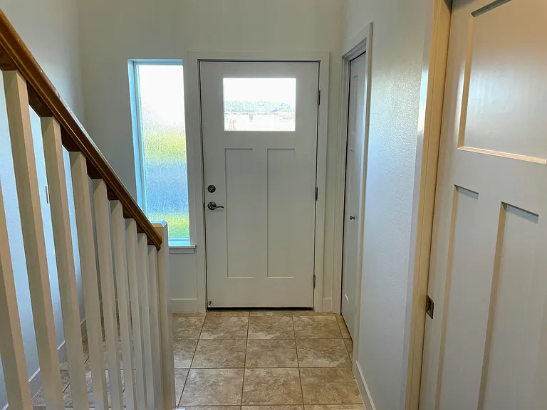 908 Oregon Ave S — Photo 4