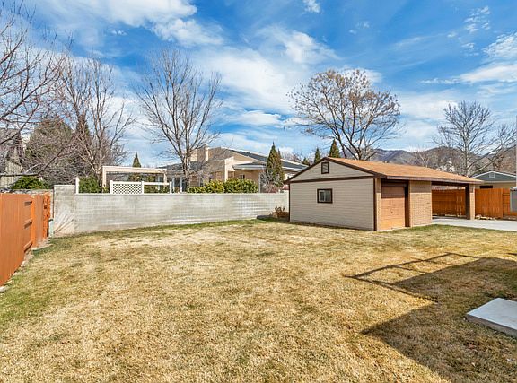 3rd image of 2089 E Donegal Cir S