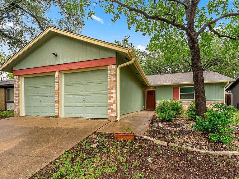920 Acorn Oaks Dr — Photo 2