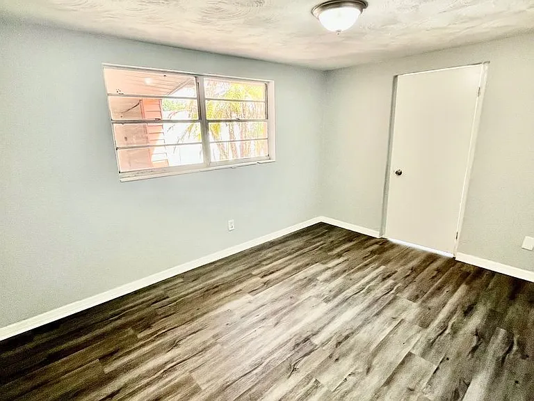 2554 Palm Dr NE — Photo 6