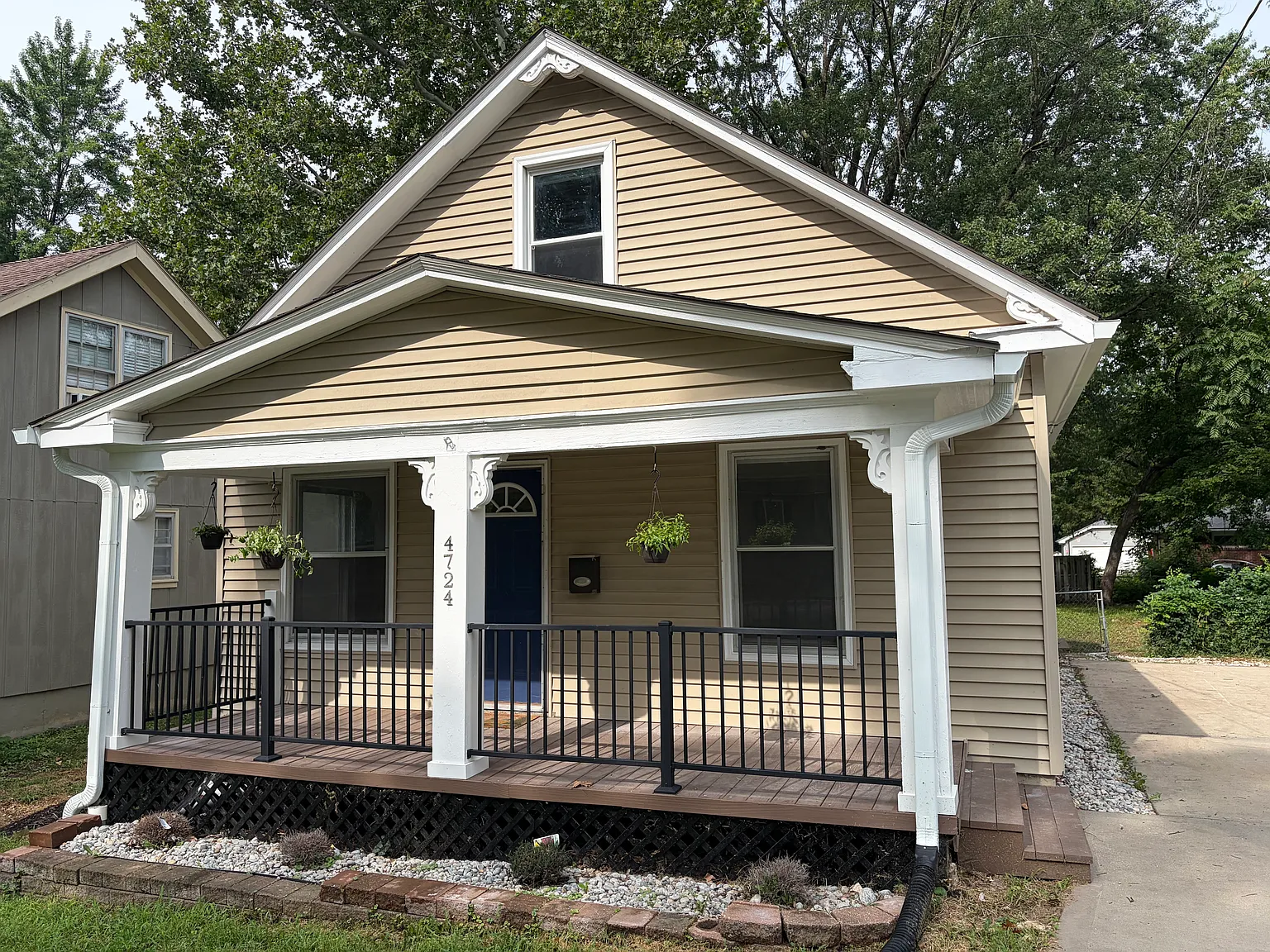 4 bed, 1600 sqft, $2,849 — Photo 2