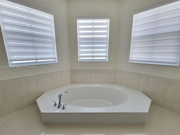 4th image of 10464 NW 70th Ln