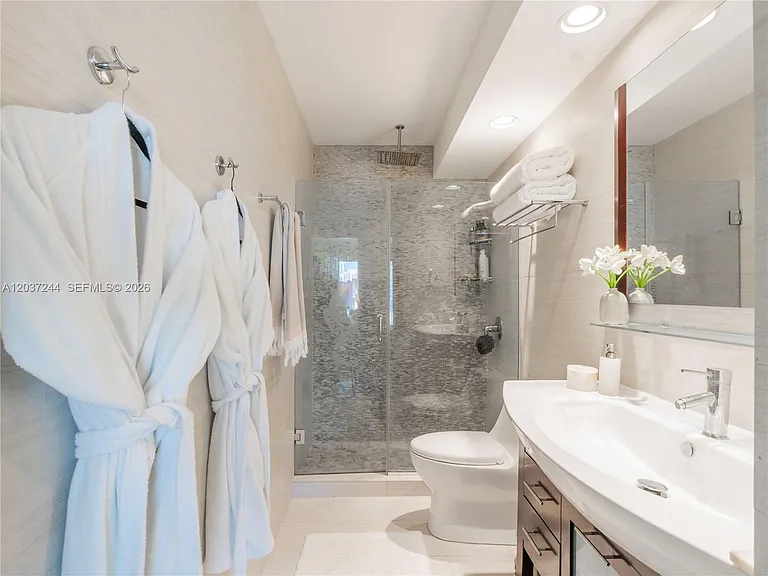 5401 Collins Ave #1013 — Photo 14