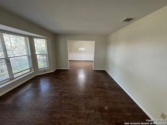 409 Fenwick Dr — Photo 3