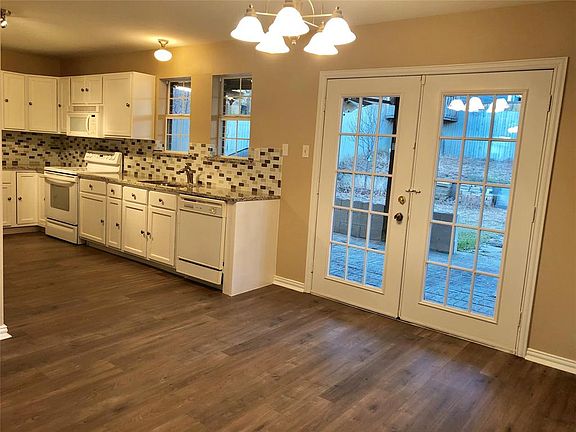 3rd image of 1305 Colony Dr
