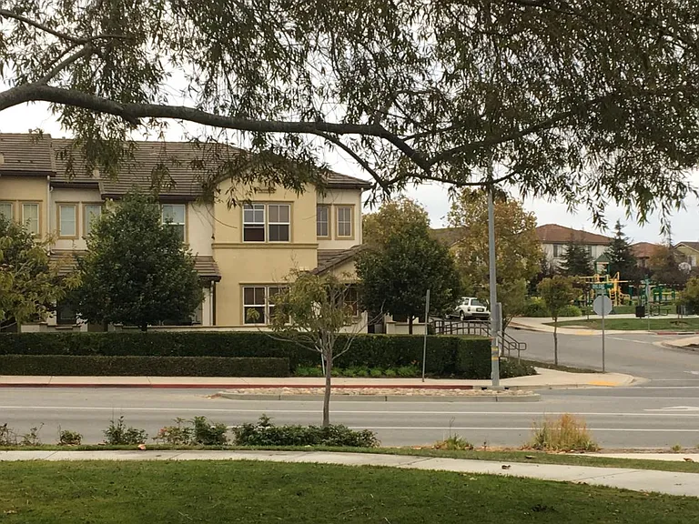 1027 Santa Rosa Ct — Photo 2