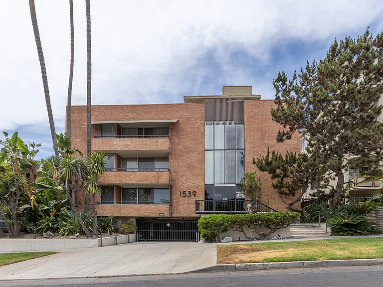 1539 N Laurel Ave #103 — Photo 45