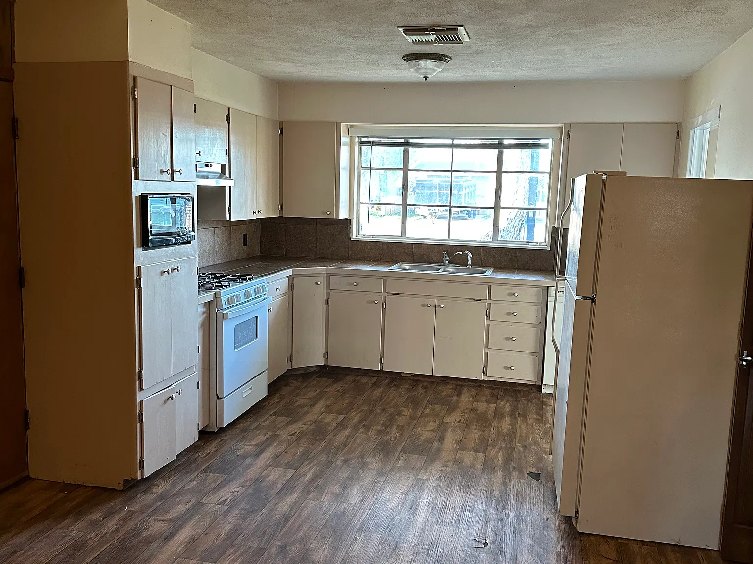 3 bed, 1.5 bath, 1296 sqft, $1,250 — Photo 4