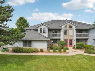 827 Quinlan Dr UNIT E, Pewaukee, WI 53072