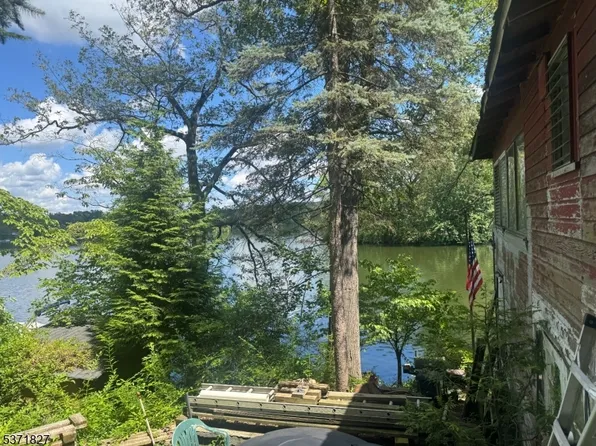 151 Pine Tree Rd, Bloomingdale Boro, NJ 07403