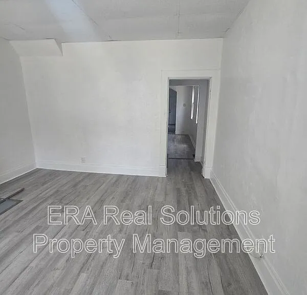 150 S Cypress Ave — Photo 4