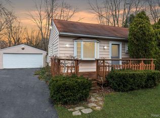 2594 Bender Ave, Waterford, MI 48329
