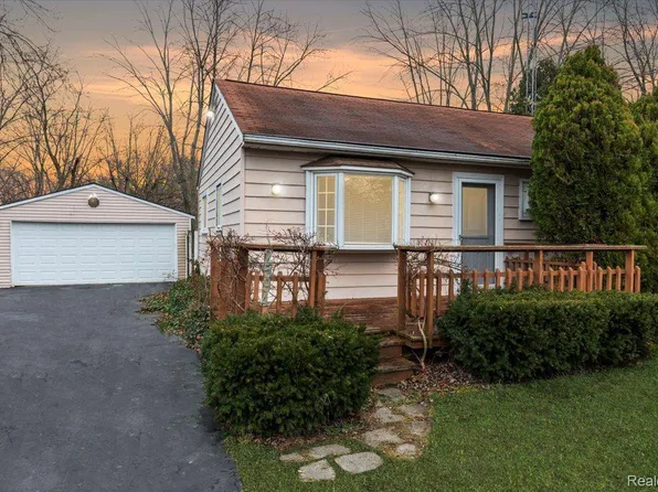 2594 Bender Ave, Waterford, MI 48329