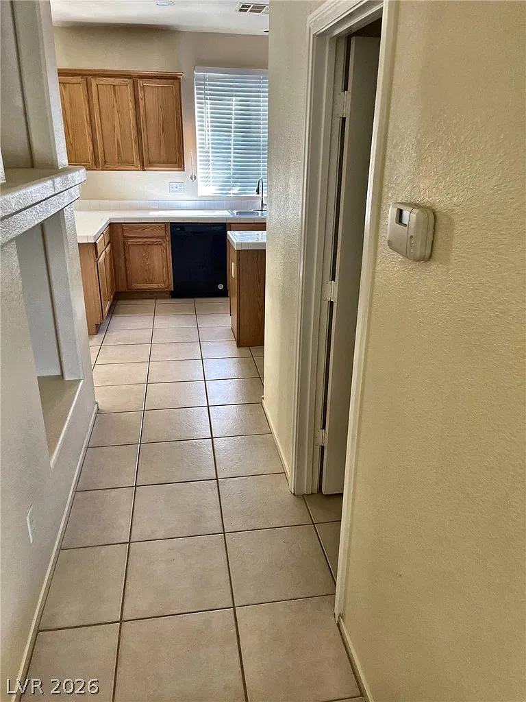 4 bed, 2.5 bath, 1885 sqft, $2,040 — Photo 4