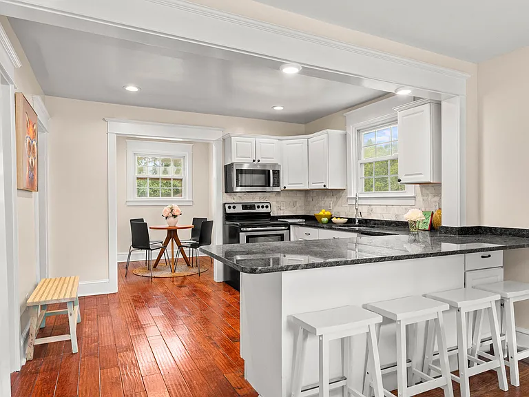 610 Saxer Ave — Photo 14