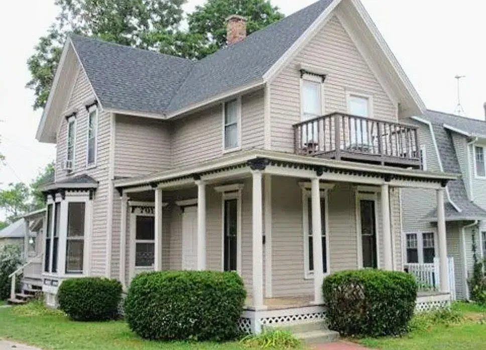 701 Lyon St NE — Photo 1