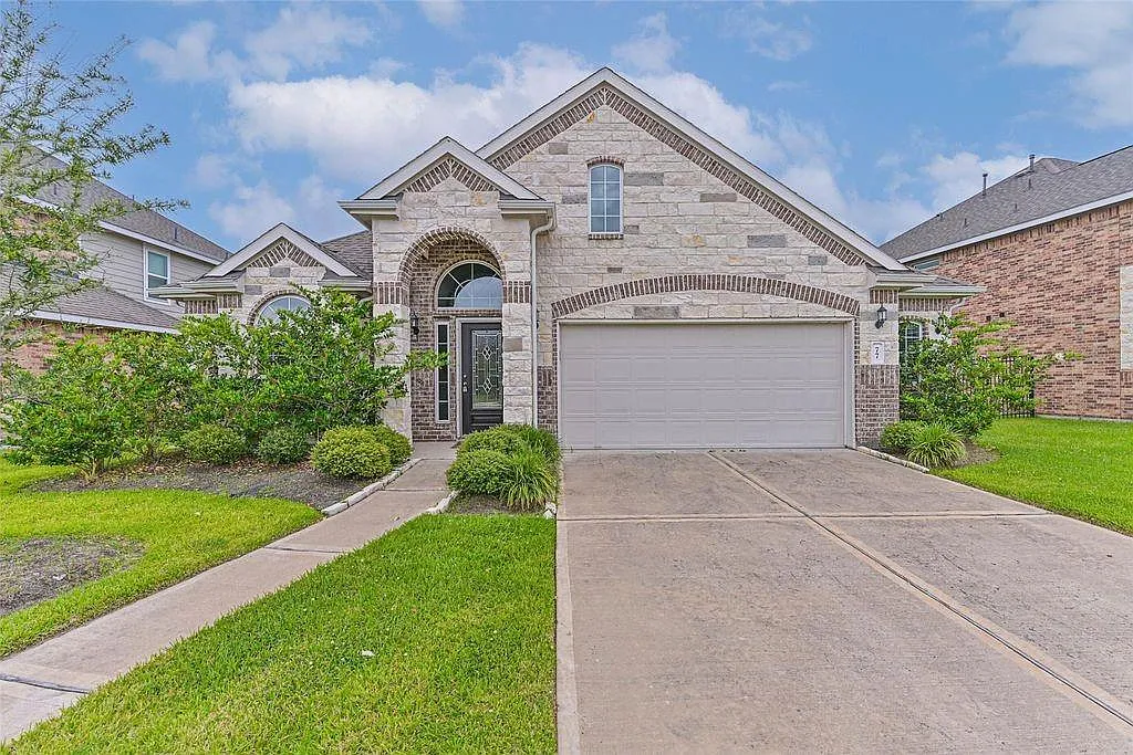 4 bed, 3.0 bath, 2677 sqft, $2,950 — Photo 1