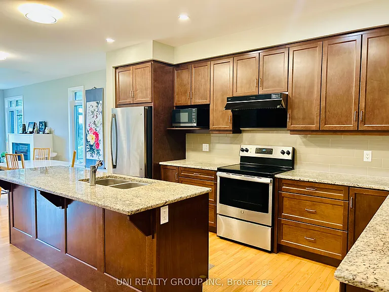 70 Stanhope Ct — Photo 5
