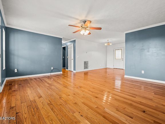 4th image of 233 Darlene Dr