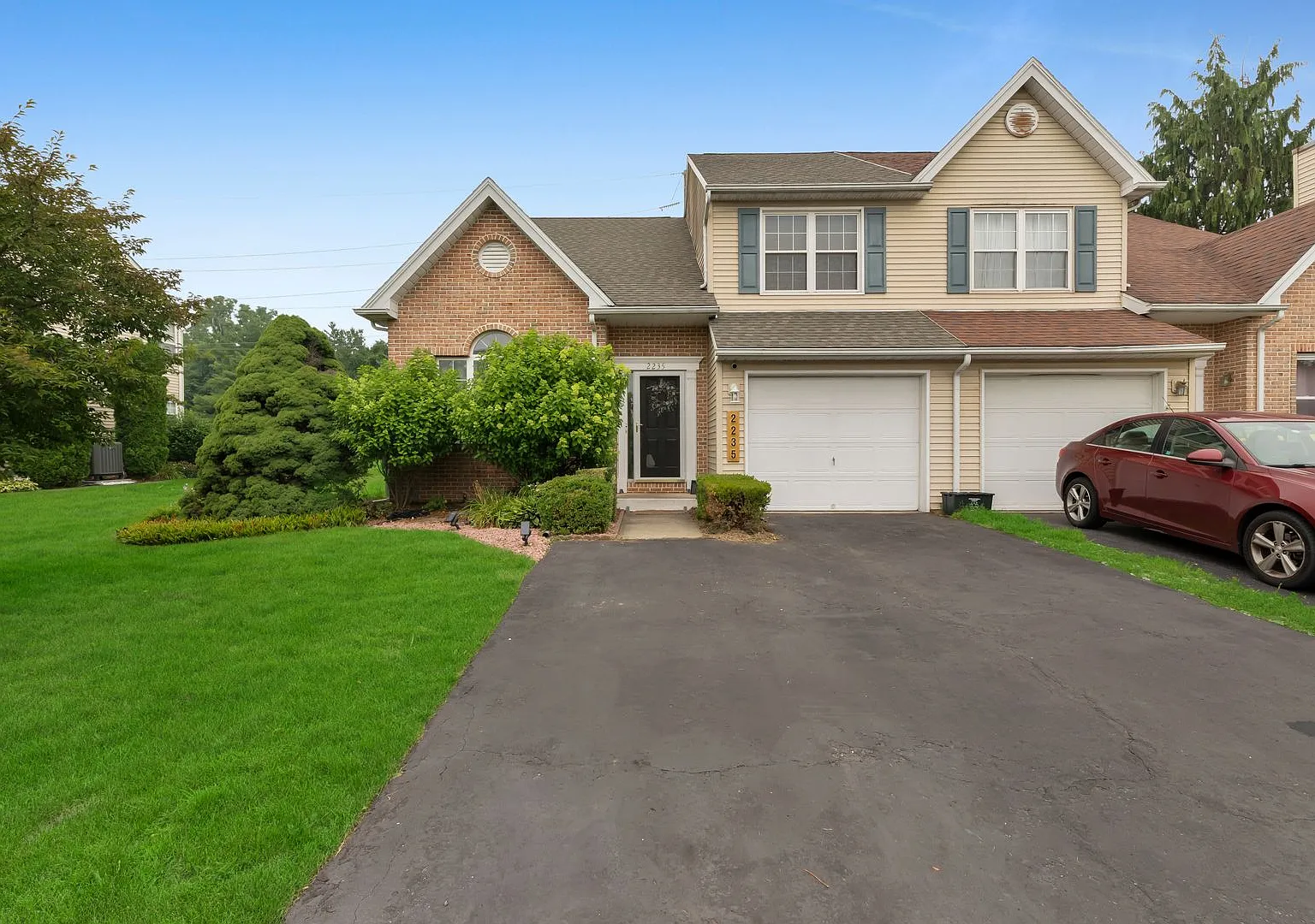 Charming Single Family Home in Coplay Neighborhood — Photo 1